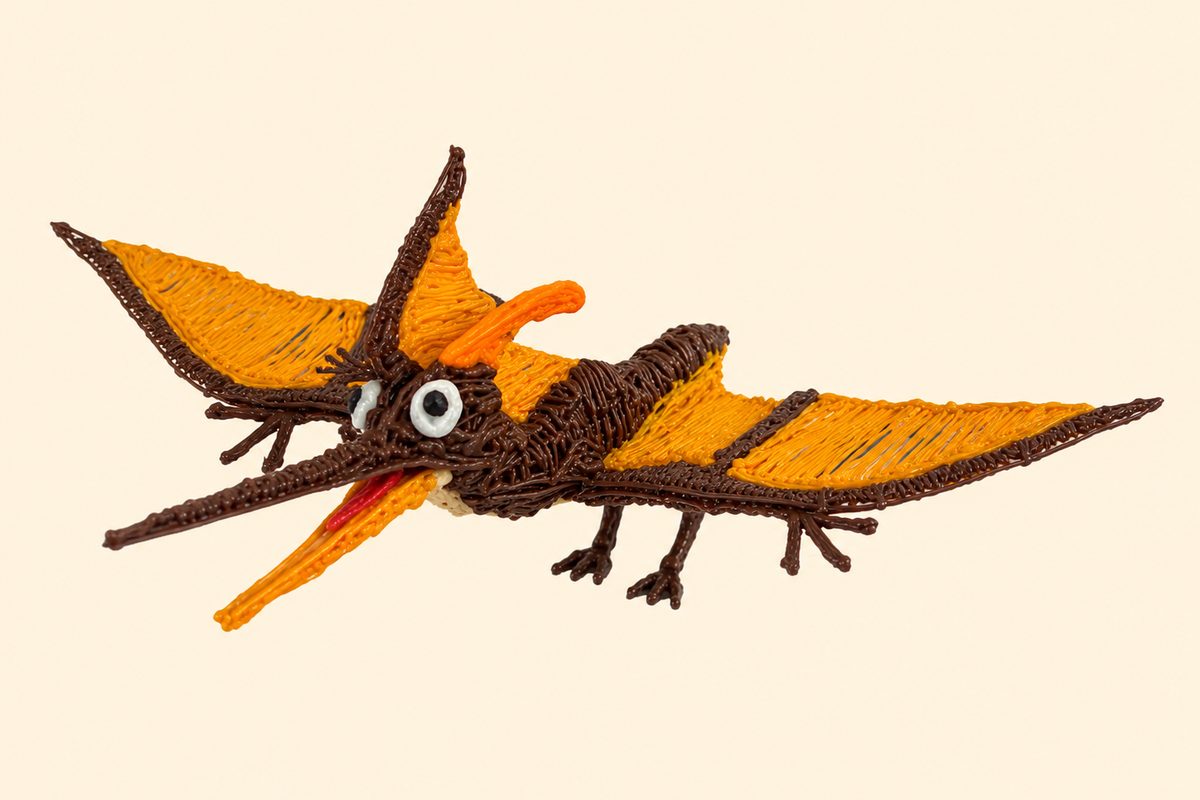 Uno pterodattilo marrone e arancione, disegnato in volume con una penna 3D